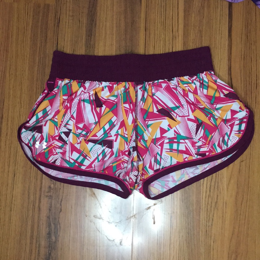 Under armor pink printed heat gear semi fitted shorts